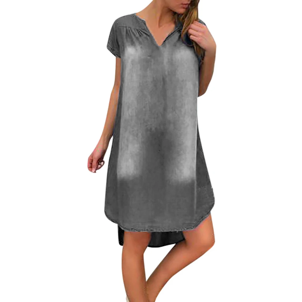 Женское джинсовое платье однобортное свободное до колена с коротким рукавом и