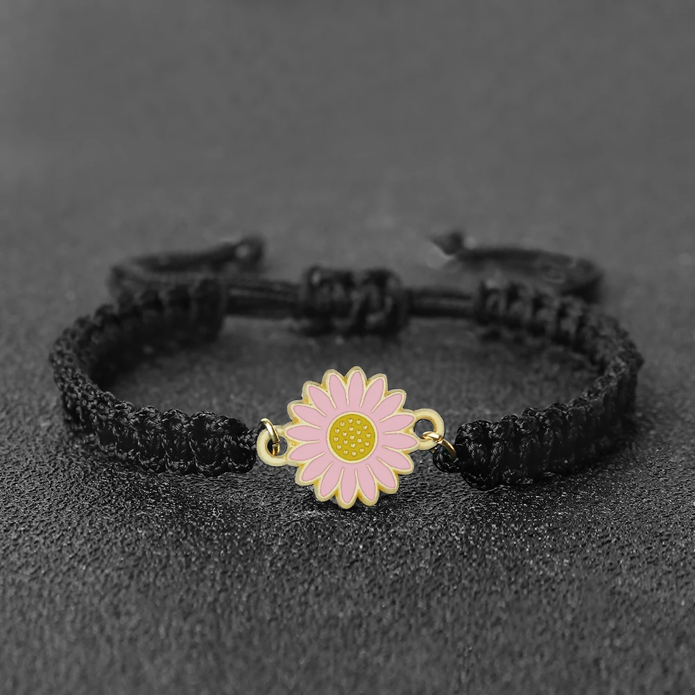 Летний браслет с подвесками в виде маргариток красного и черного цвета
