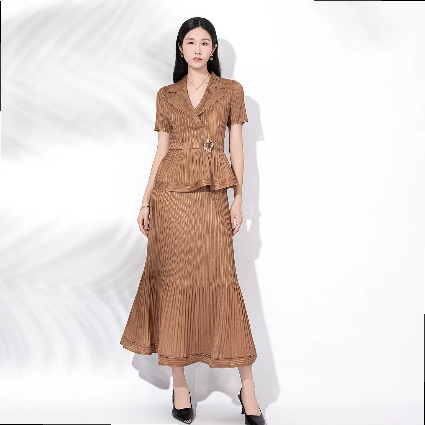 Костюм-двойка Fold Miyake: плиссированная юбка и элегантный топ с коротким рукавом, коричневый, повседневный, модный, приталенный, летний (art.: 3920dc7507002) - 3920dc7507002