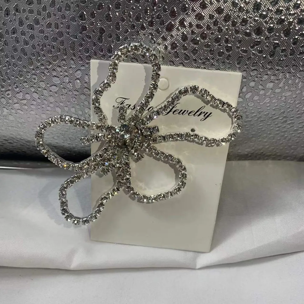 Новинка серьги-гвоздики в форме цветка с кристаллами неправильной формы