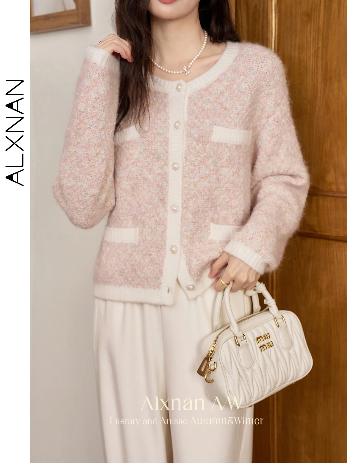 Женский вязаный кардиган с круглым вырезом и жемчужными пуговицами