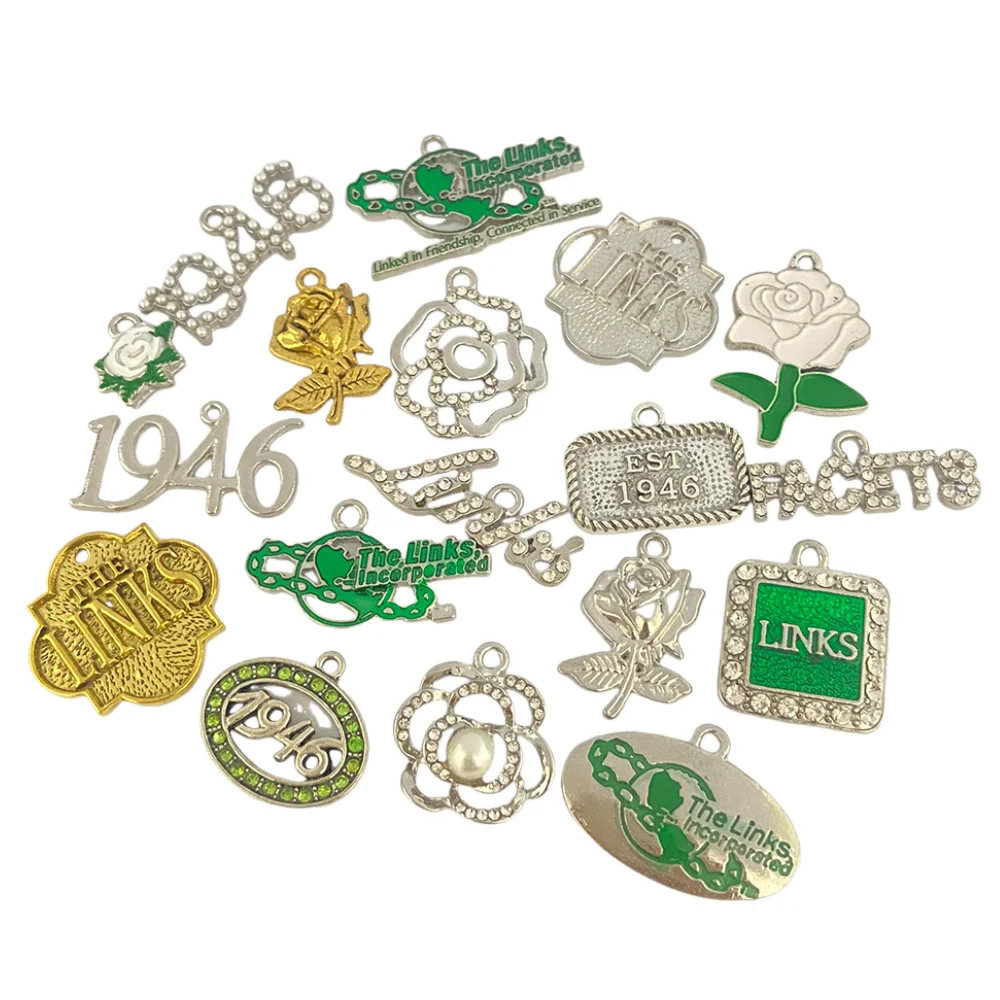 Ювелирное изделие с металлическими греческими буквами и подвеской в виде