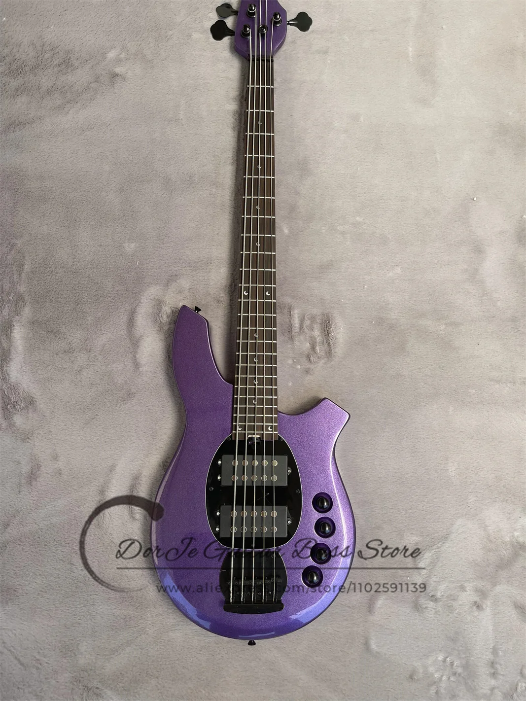 

Металлическая фиолетовая бас-гитара, корпус из боута, гриф из розового дерева, лунная вставка, активная батарея, фиксированный мост, черные тюнеры
