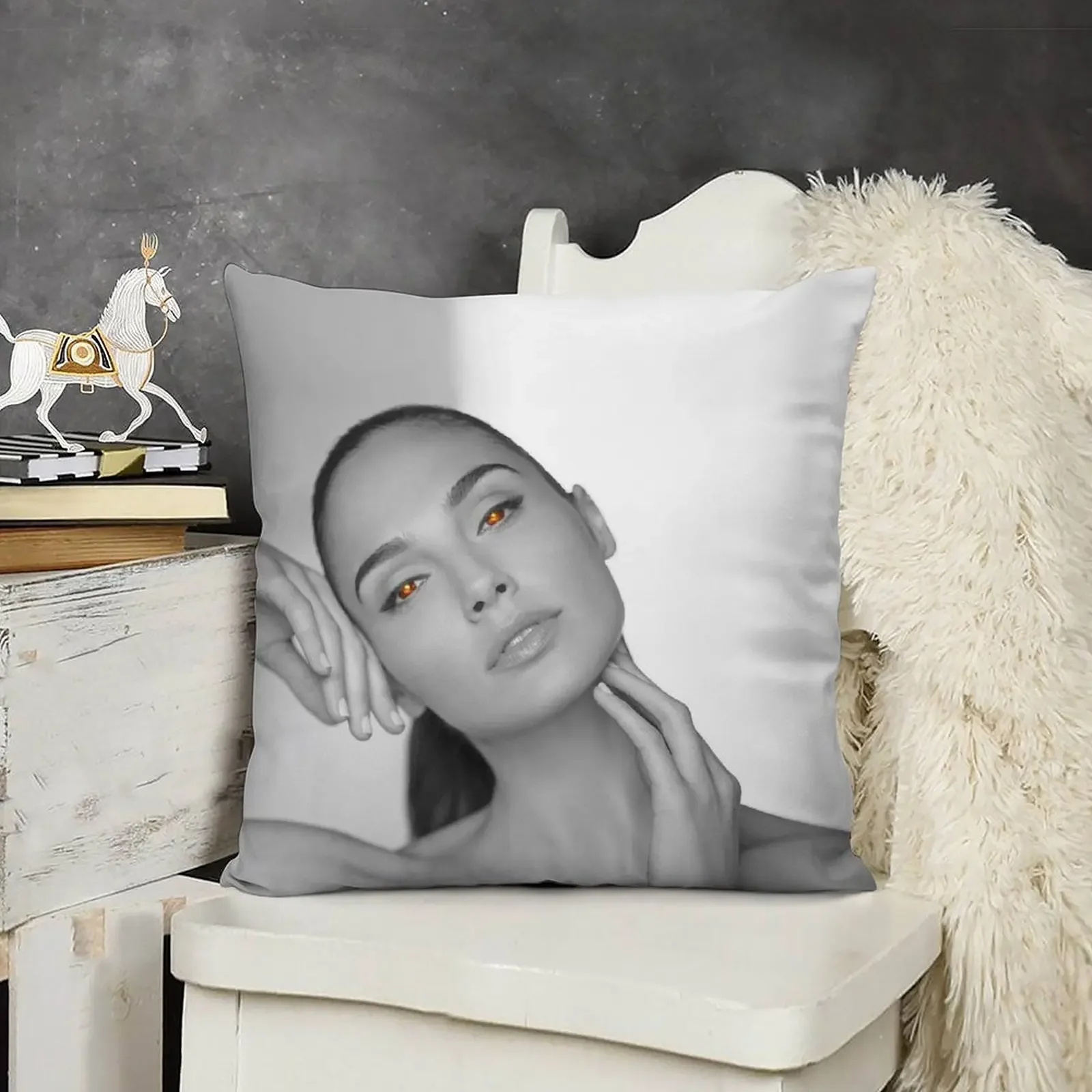 Декоративный чехол для подушки Mrs. Gadot 2