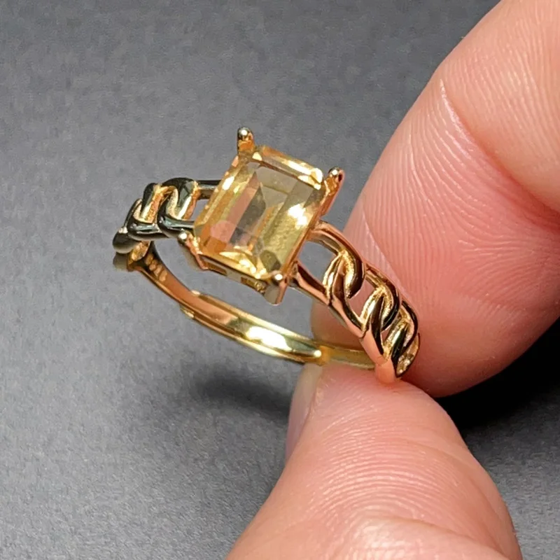 Кольцо из серебра 925 пробы с цитрином карата 6 х8 мм