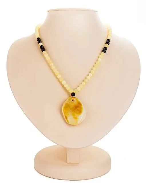 Колье из янтаря с цельным пейзажным кулоном «Лаура»