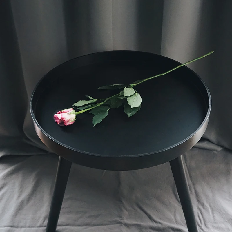 Маленький круглый журнальный столик