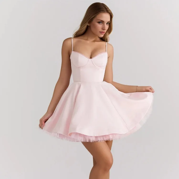 Пикантное кружевное мини-платье на бретельках с открытой спиной для лета новинка