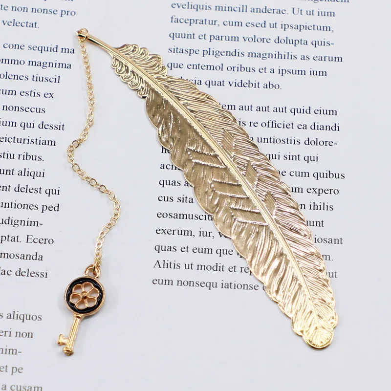 

Милые новогодние металлические закладки-перья с Дедом Морозом и снежинками для подарка учителям - красивые книжные аксессуары.