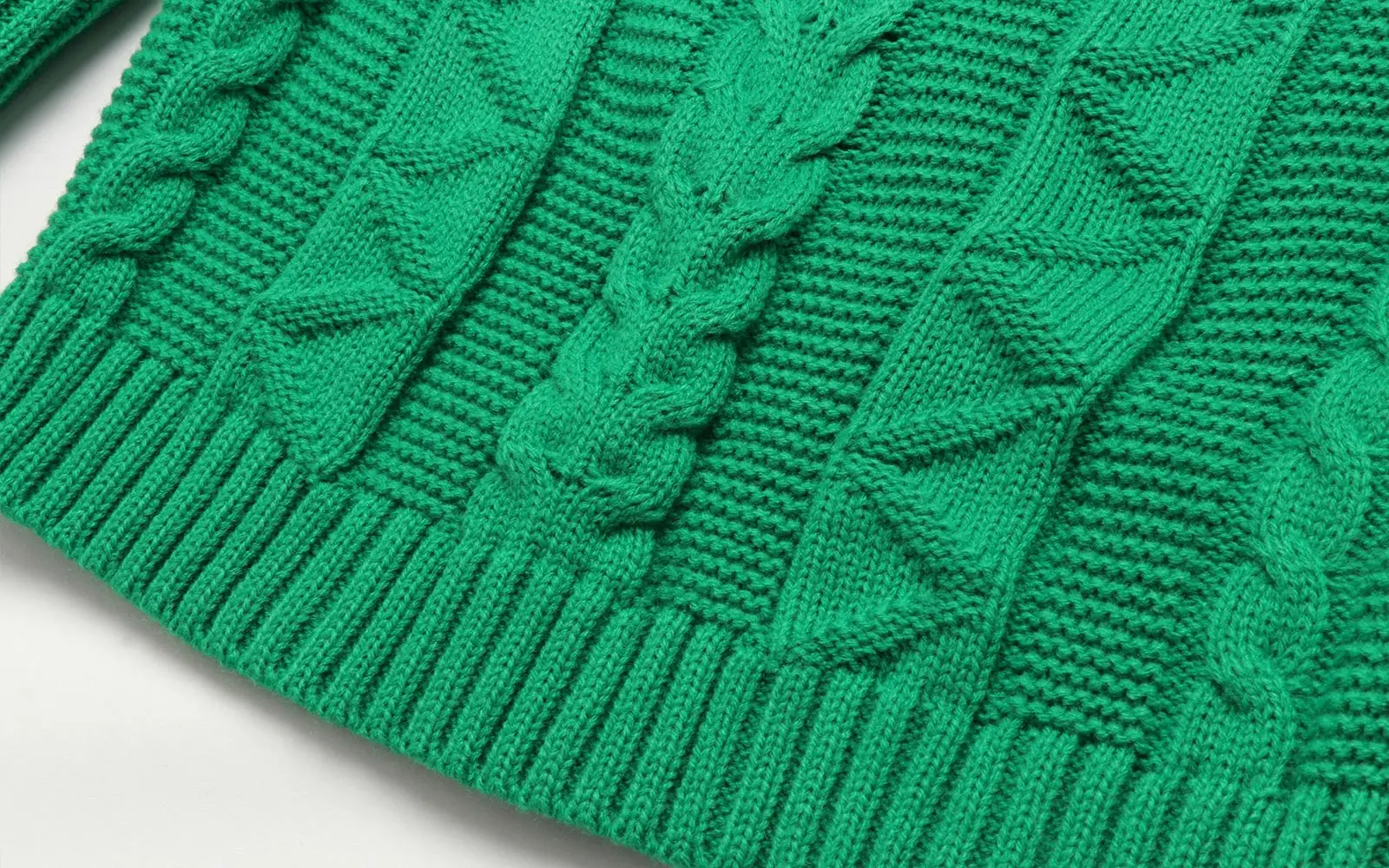 Свитер детский зимний с длинным рукавом и круглым вырезом