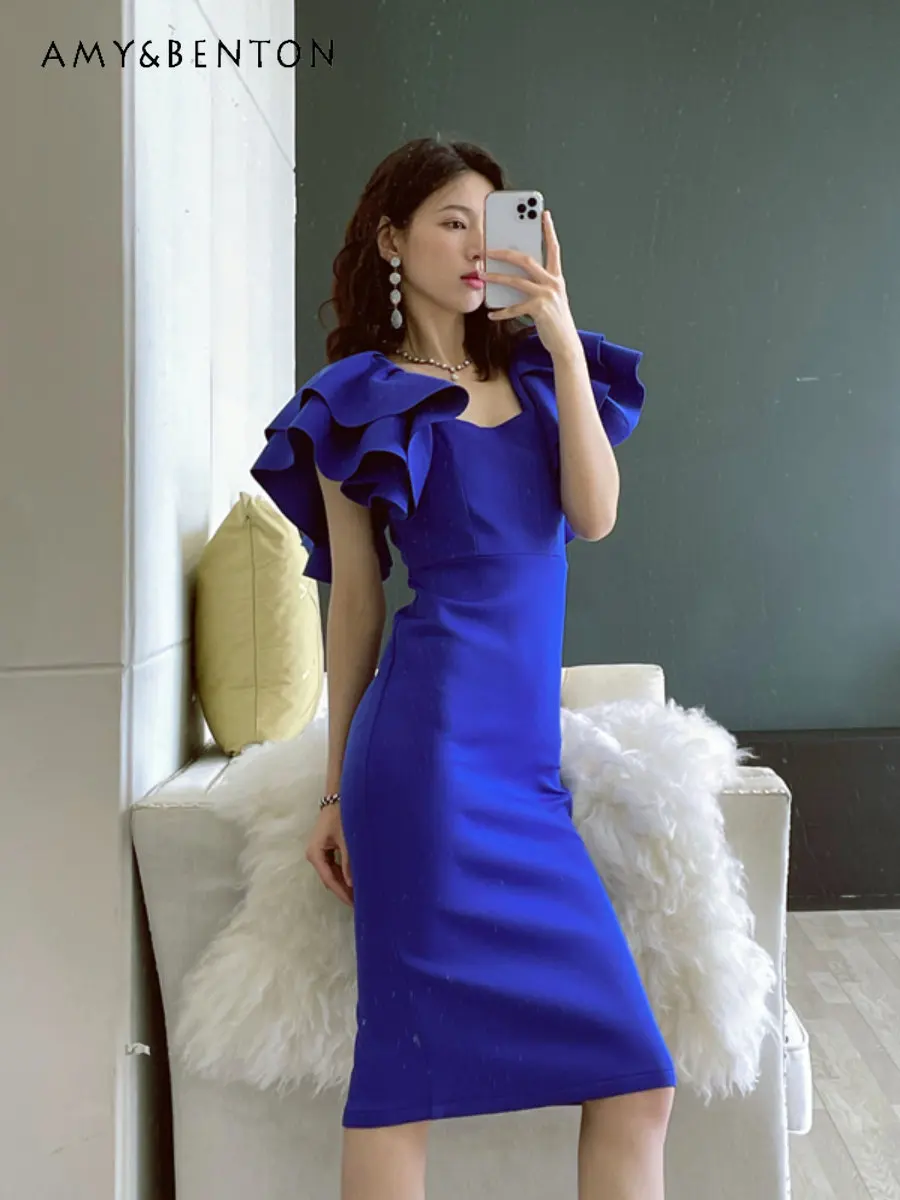 

Платье-футляр средней длины с оборками и коротким рукавом