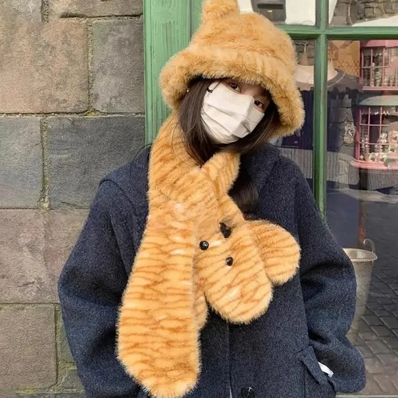 Женская рыбацкая шапка с медвежьими ушками плюшевая теплая тигровым принтом в