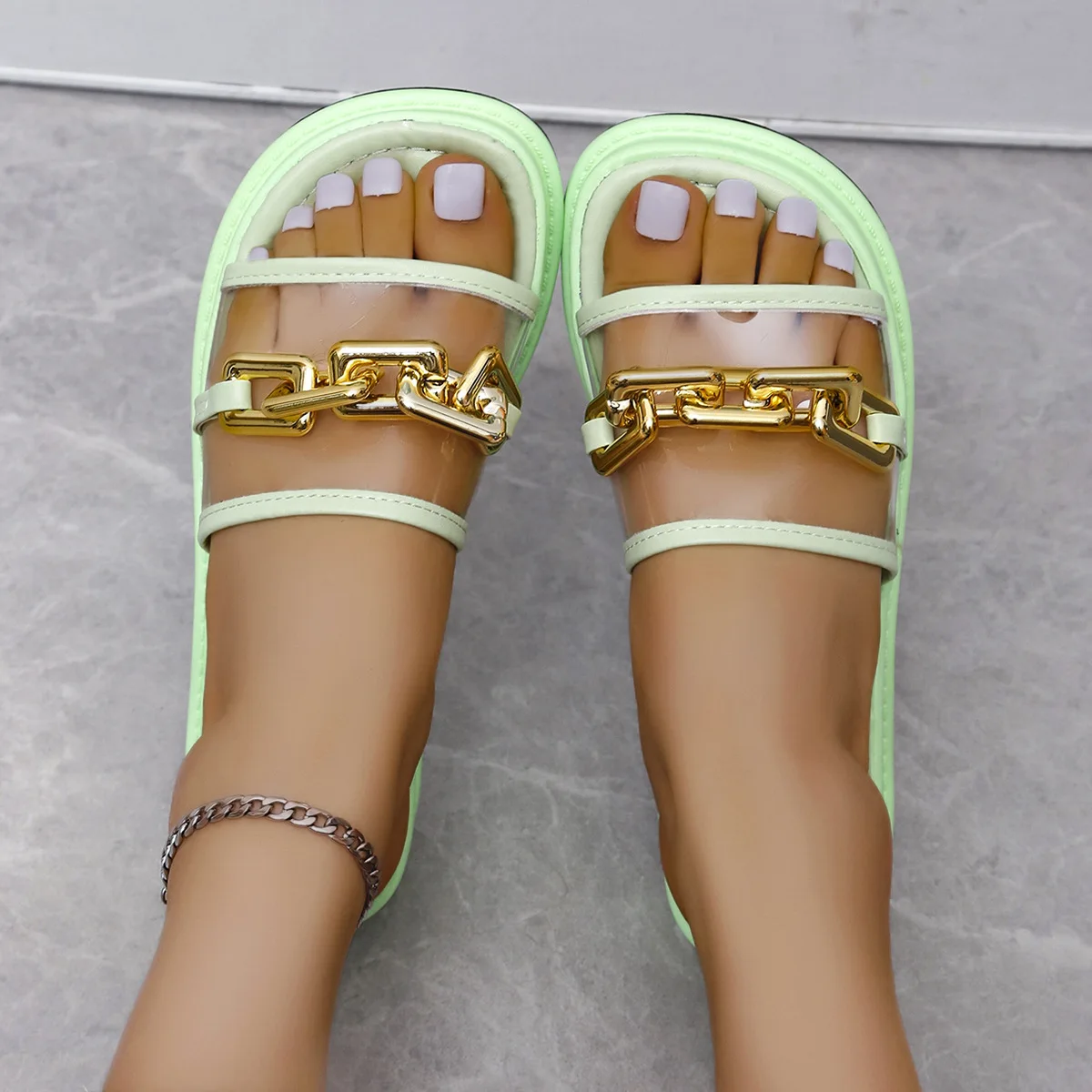 

2022 Nieuwe Zomer Nieuwe Sexy Effen Kleur Transparant Metalen Decoratie Open Tenen Lage Hakken Outdoor Vrouwelijke Slippers