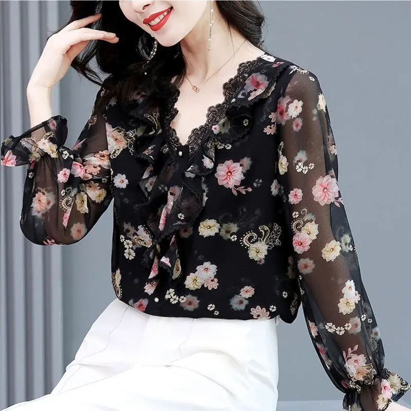 

Chiffon blouse female 2022 new foreign -age reduction V -neck floral top lace stitching gentle French long sleeve blouse female