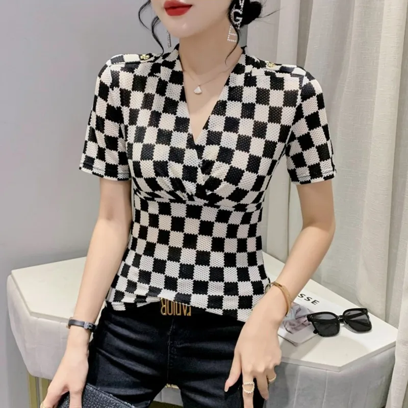 

Футболка женская короткая в клетку, облегающий пикантный топ с V-образным вырезом и коротким рукавом, Повседневная Базовая тонкая рубашка, на лето