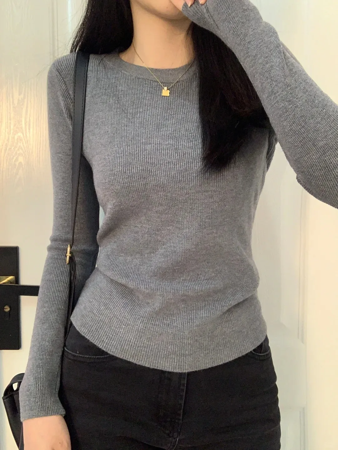 Серый простой высококачественный облегающий вязаный свитер с круглым вырезом
