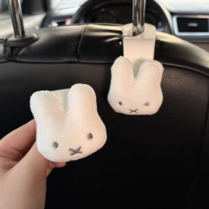 Фото Креативный автомобильный крючок Miffy с принтом мультяшного кролика, многофункциональный, стильный, для заднего сиденья, модное украшение интерьера автомобиля. №4