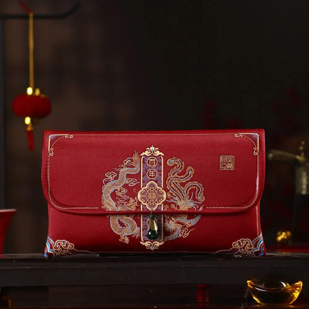 

Красный конверт с вышивкой HongBao