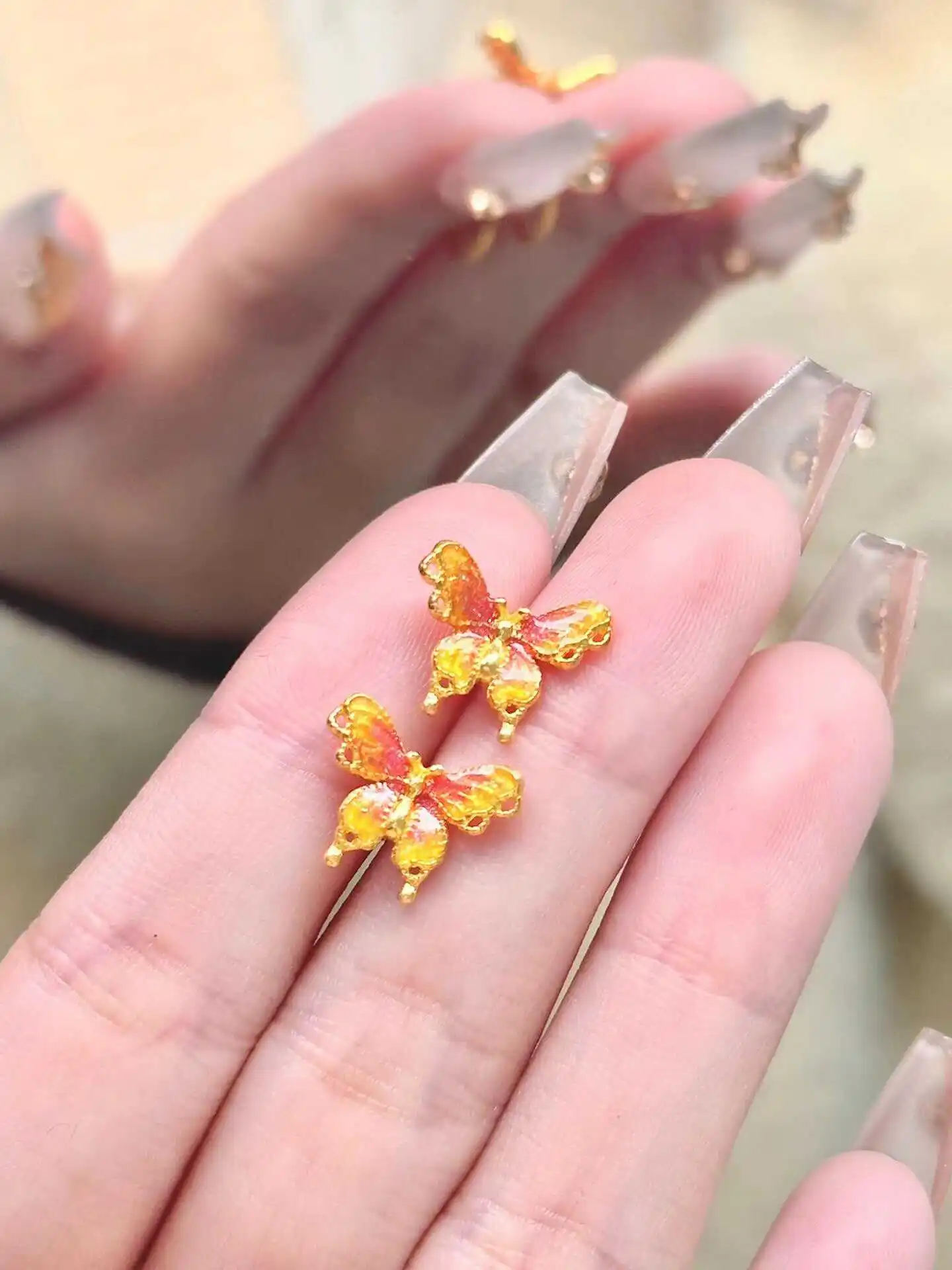 Золотые серьги-гвоздики из 24-каратного золота с дымчатым дождем женские эмалью