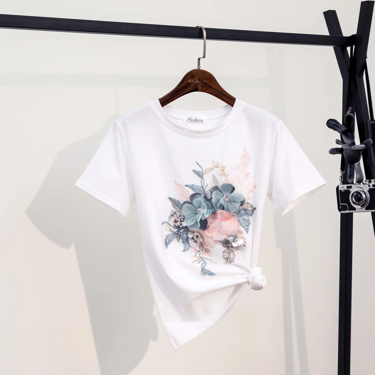 

Women Summer T-Shirt Embroidered Sequined Three-dimensional Flowers All-match Fashion Short-sleeved T-shirt Casual Tees Top