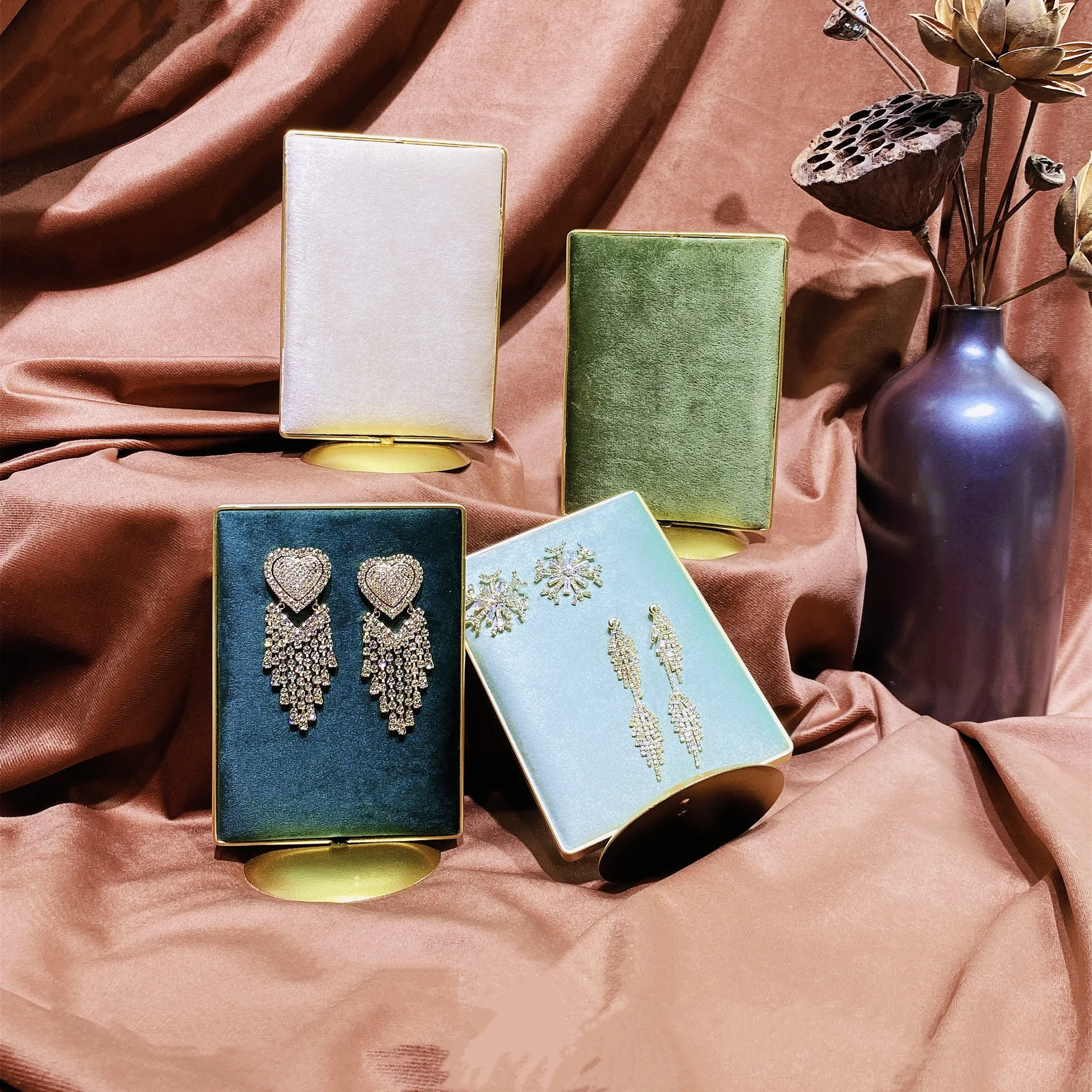 

Подставка-органайзер для украшений в форме маленького экрана