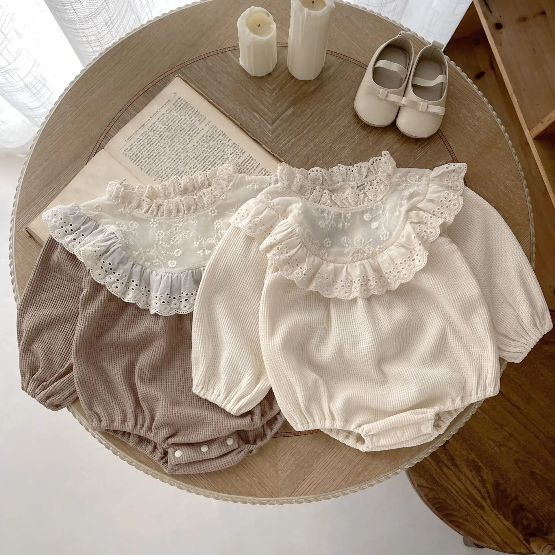 

Осенняя одежда для маленьких девочек, кружевное комбидресс с вышивкой и вафельным рисунком, цельное однотонное боди с длинным рукавом