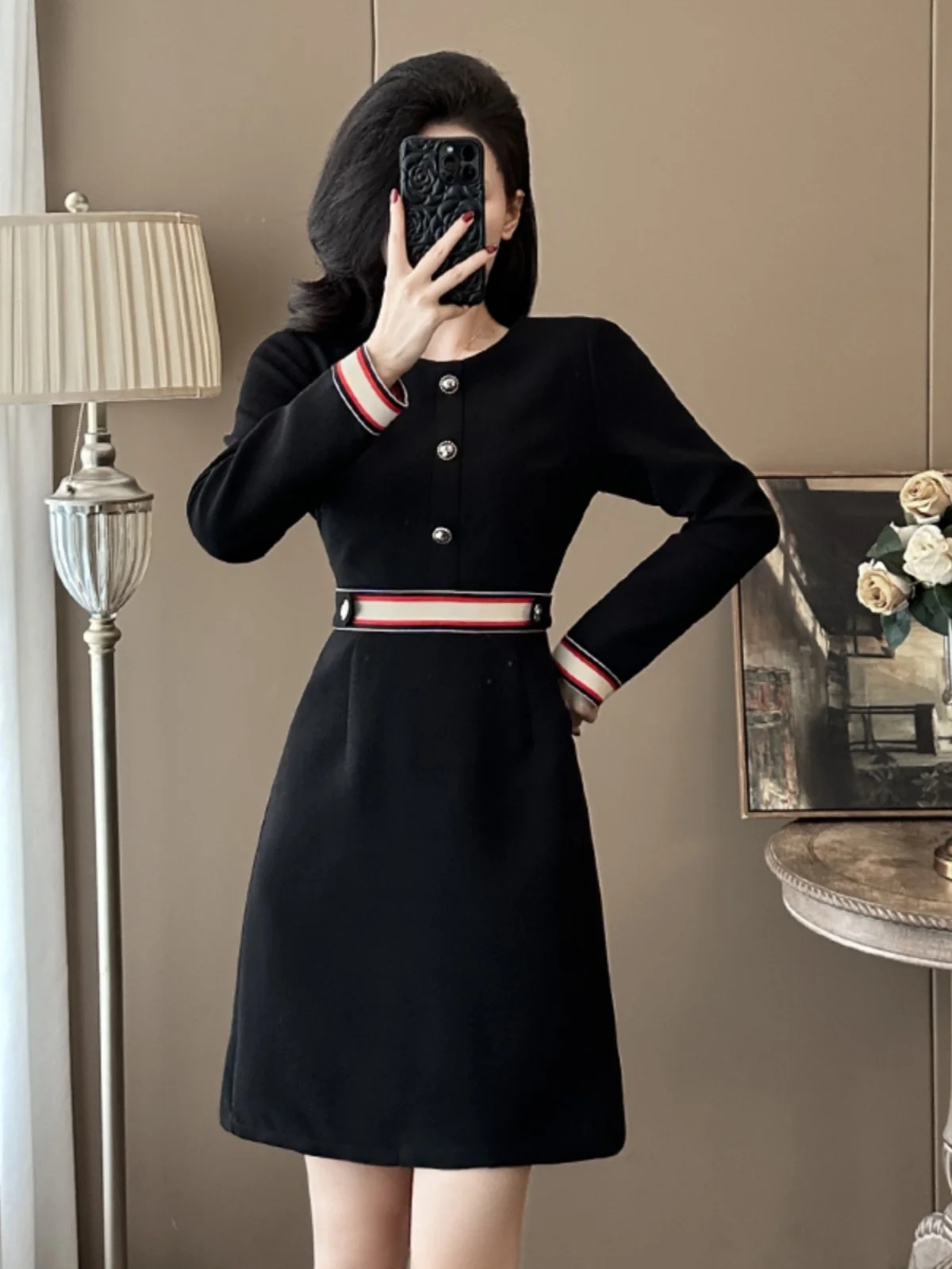 Маленькое женское платье на осень и зиму 2024 новая мода темперамент богиня