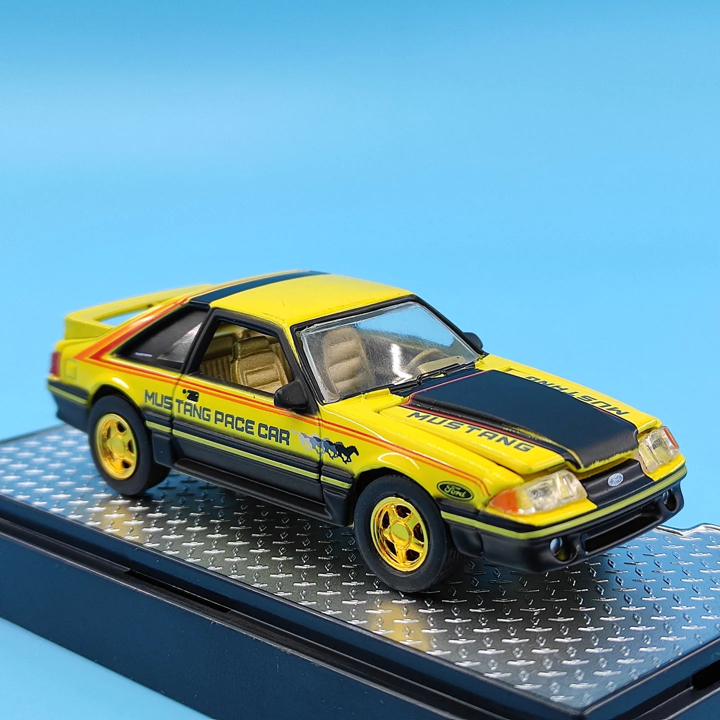 Фото Масштабная модель автомобиля Ford Mustang GT 1987 года, литая под давлением, 1:64 — кастомизированная, из сплава №4