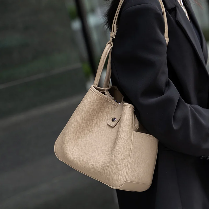 

Высококачественная Роскошная брендовая корзина из крафт-бумаги с верхним слоем, новинка 2023, осенне-зимний мессенджер на плечо, маленькое ко...