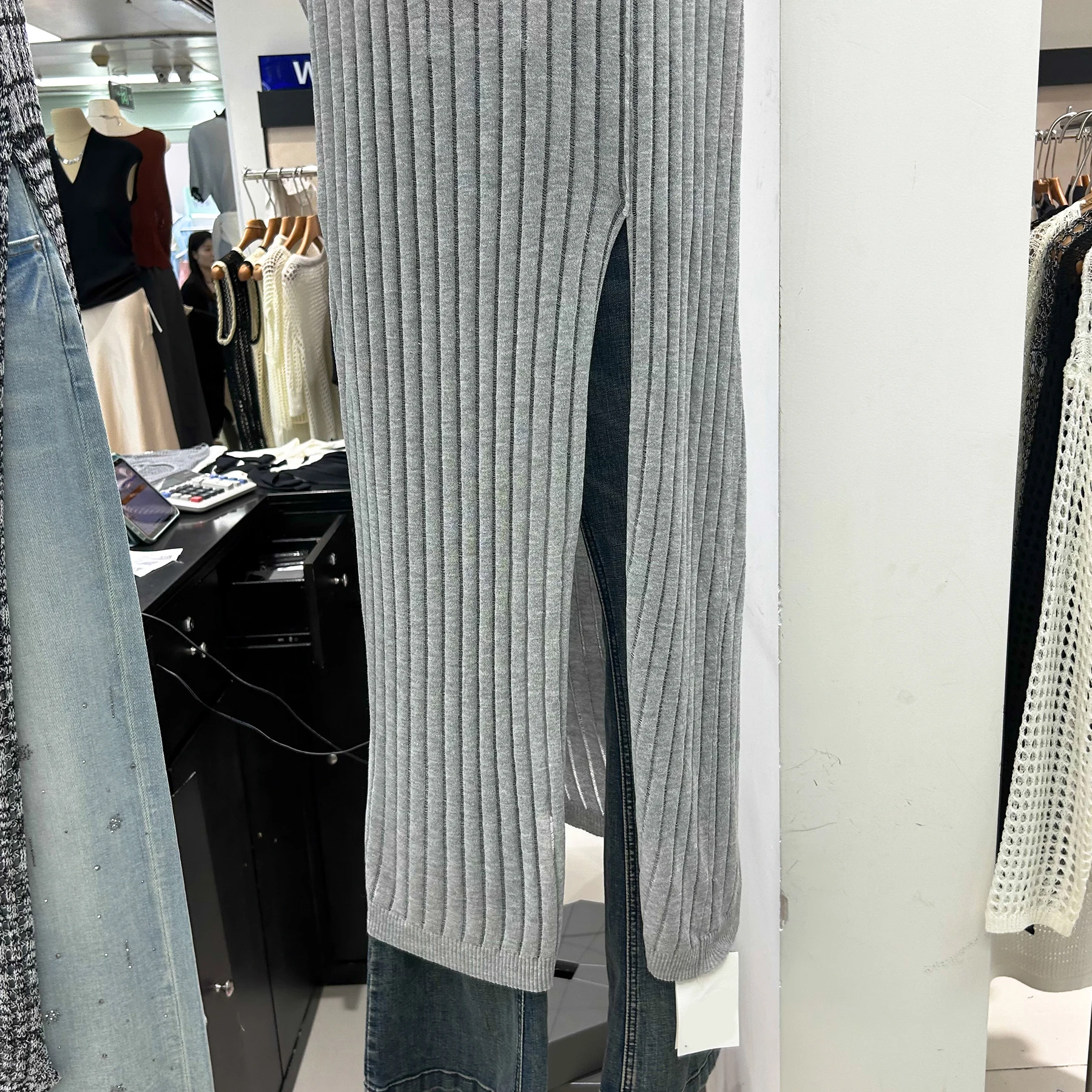 Трикотажный женский топ на бретельках с коротким рукавом