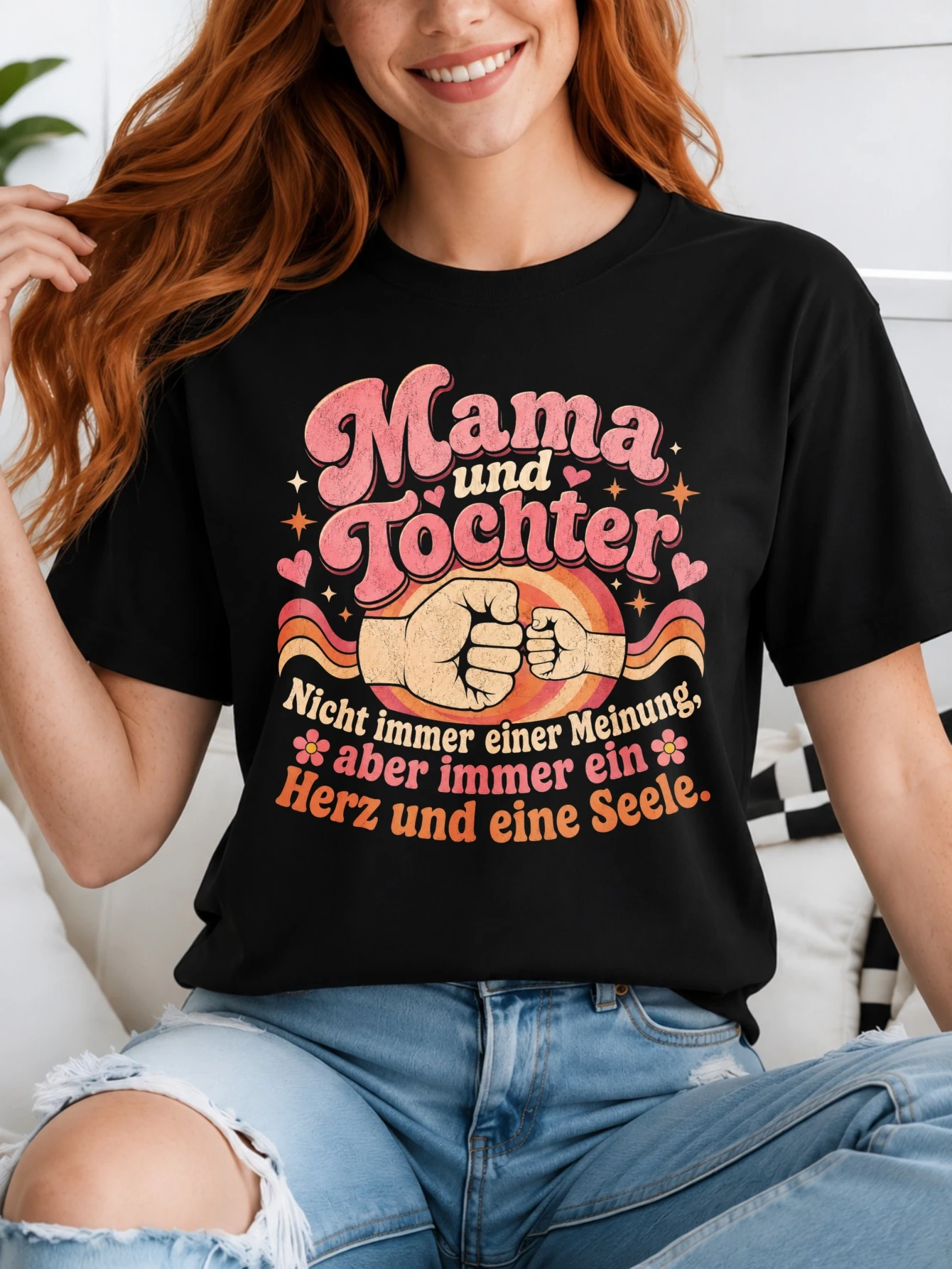 Фото Футболка унисекс с принтом «Mama Und Tochter» в стиле distressed, с изображением кулаков, лавровых сердец и яркой розовой надписью. №1