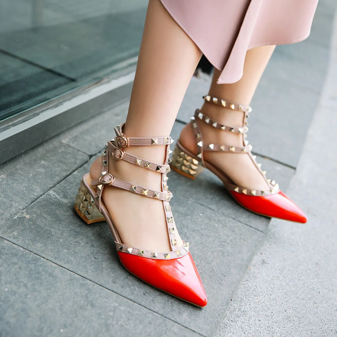 

Туфли-лодочки женские с заклепками, высокий каблук, ремешок на щиколотке, заостренный носок, туфли-лодочки, телесного цвета, 2022