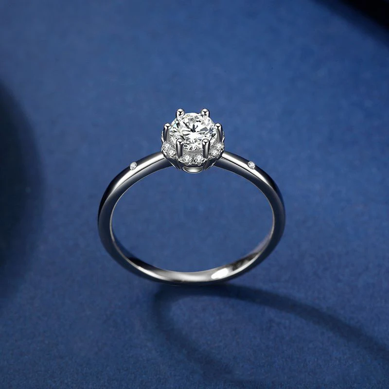 Женское кольцо из серебра S925 пробы с платиновым покрытием и имитацией муассанита