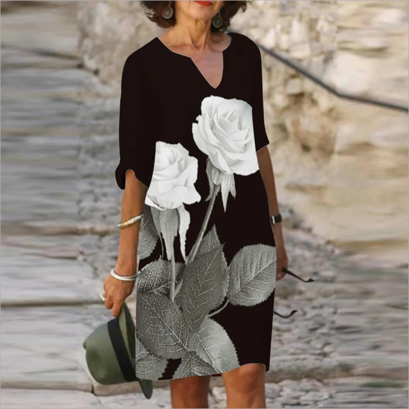 

Женское блестящее платье-миди с рукавом до локтя и V-образным вырезом