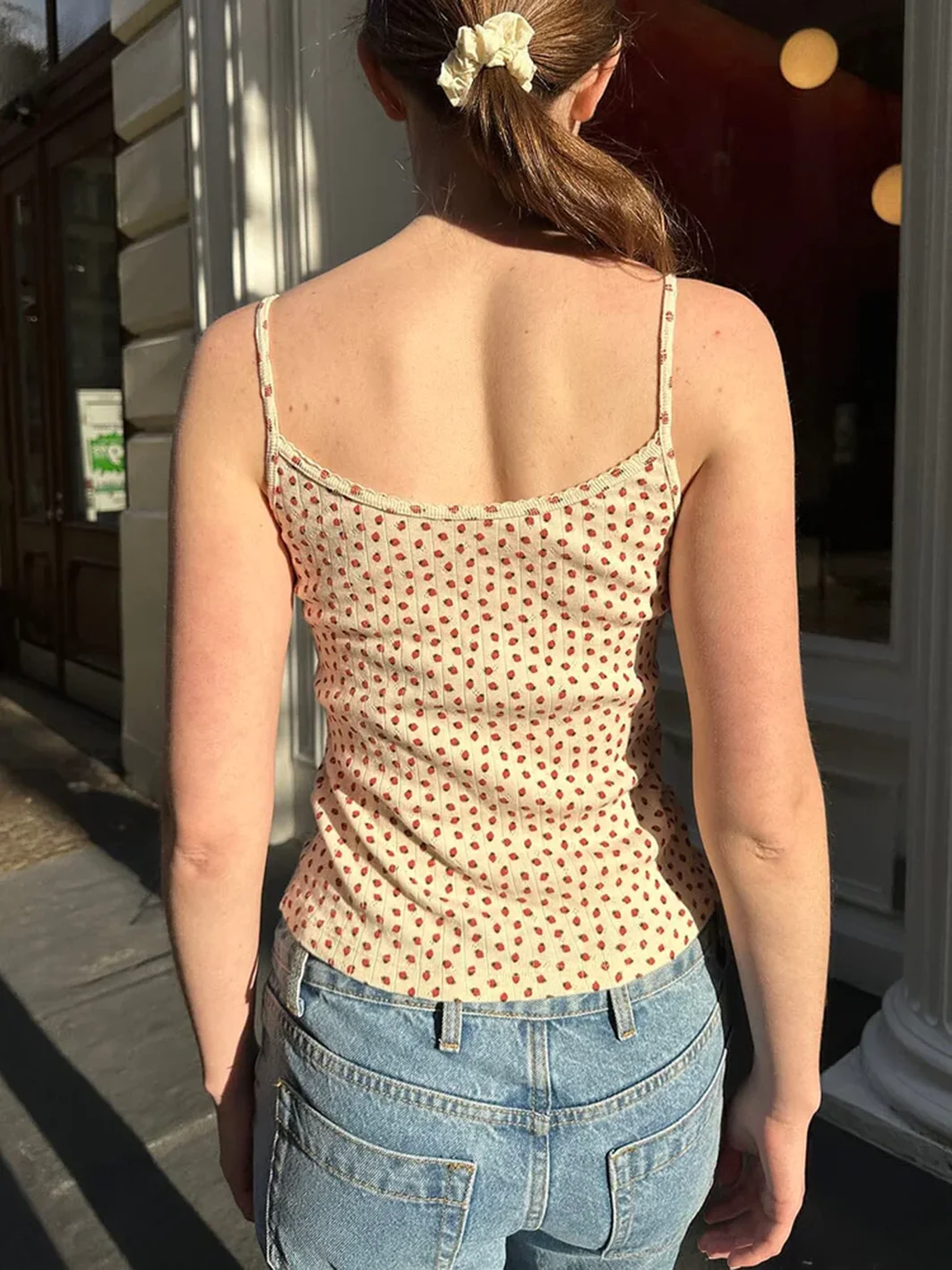 Тонкий укороченный топ с клубничным принтом женский милый без рукавов люверсами