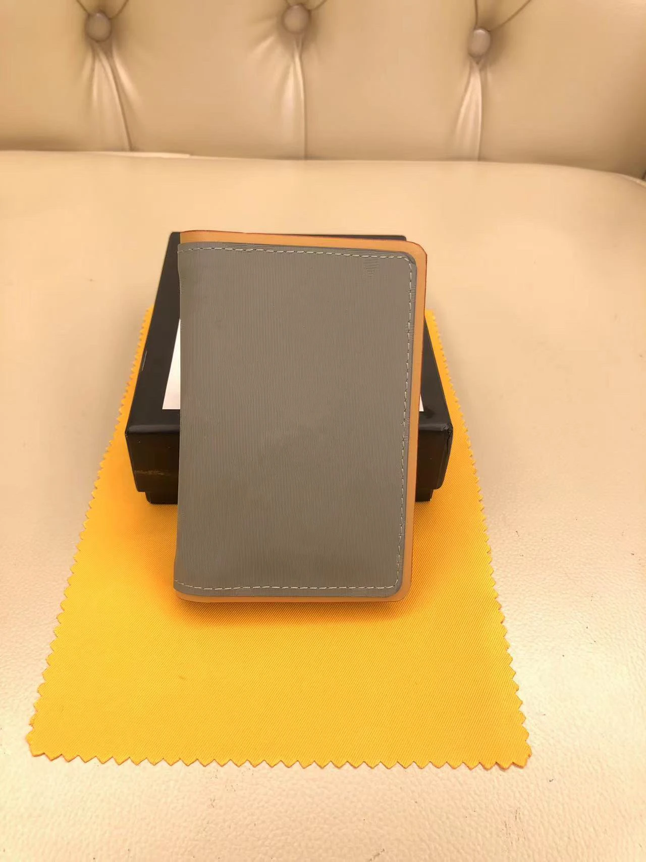 

Luxury wallet cleverly spliced with classic leather and coated canvas cowhide trim