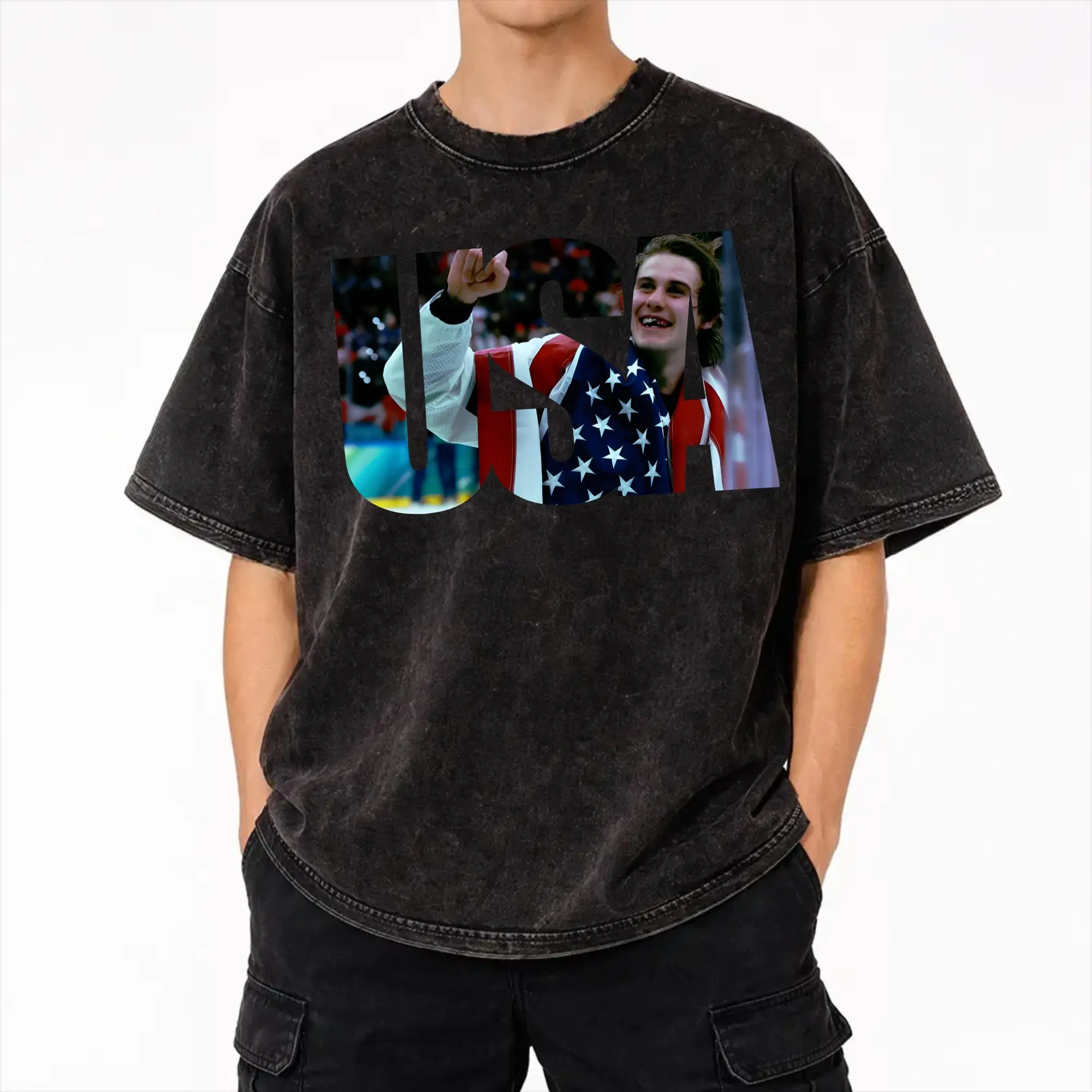 Фото Футболка Jack Hughes USA Gold Hockey Merch с эффектом потертости для мужчин и женщин, уличная одежда, хип-хоп футболки, графическая футболка, 100% хлопок №1