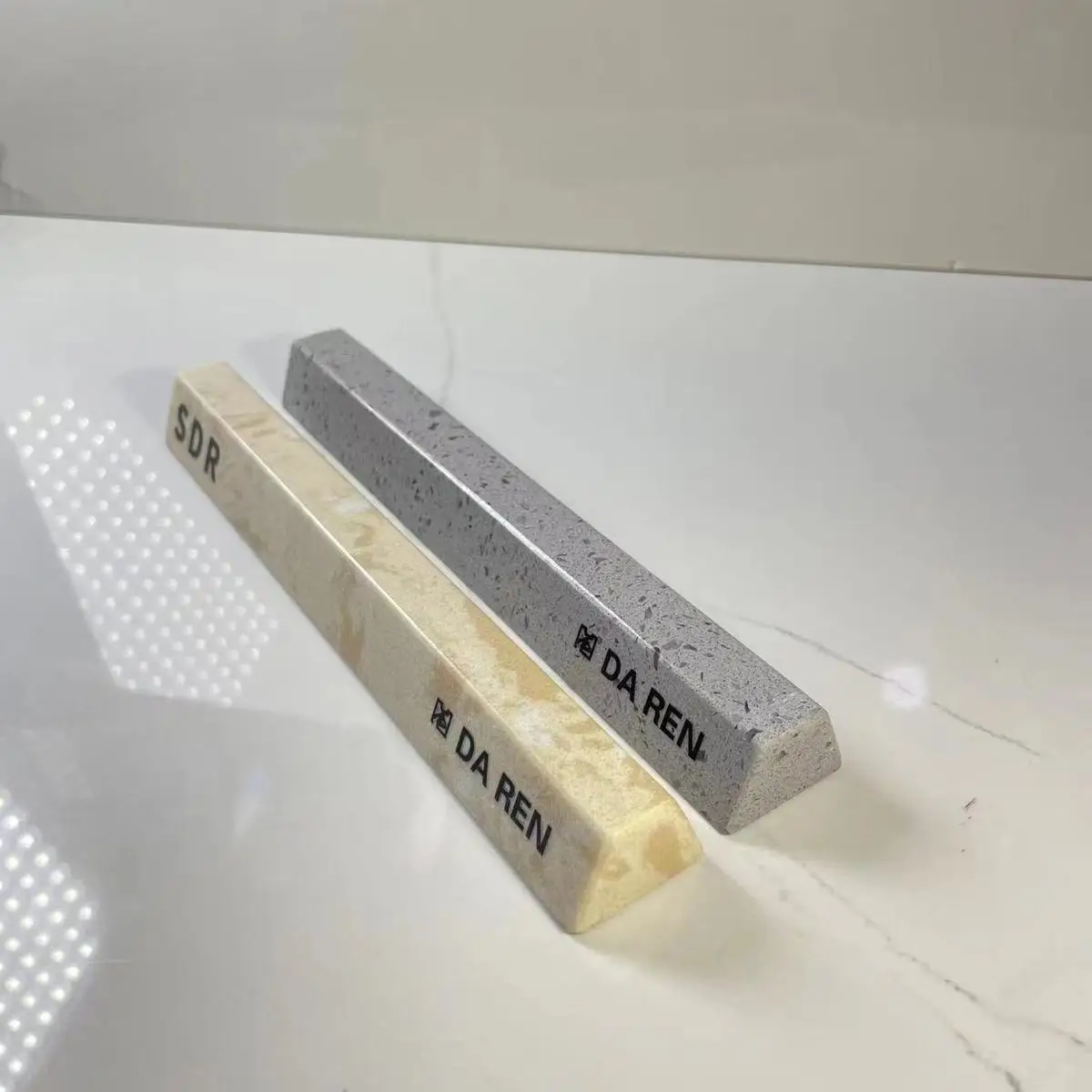 Мраморная стена с отверстиями для отпечатков пальцев