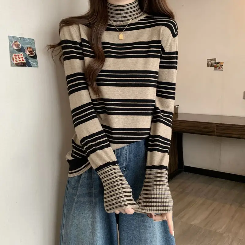 Женский вязаный свитер в полоску с воротником средней высоты свободный