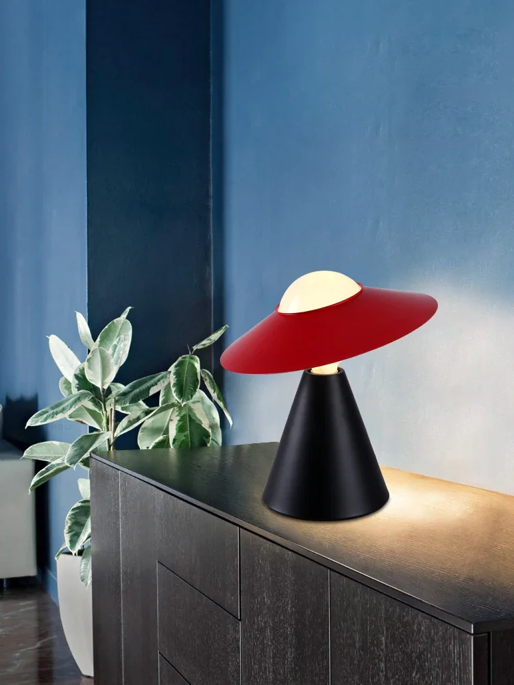 Настольная лампа простой прикроватный светильник для спальни индивидуальный