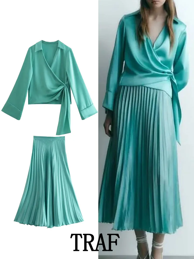 

Женская атласная блузка с узлом и юбка с высокой талией