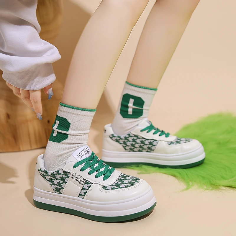 

In the summer of 2022, sports and leisure shoes, girls' mesh breathable thick soles, increased flat white shoes.