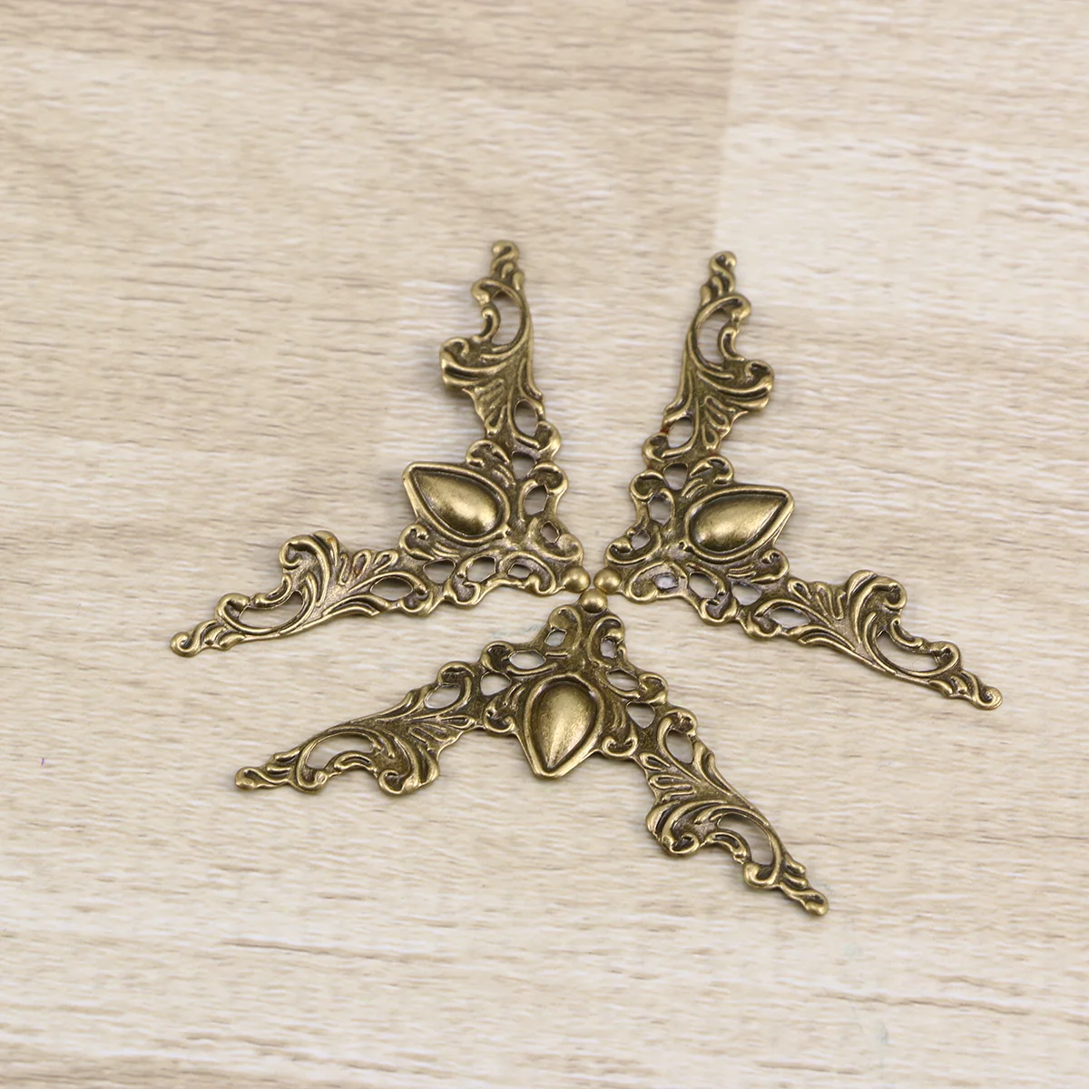 

24 Pcs Vintage Scrapbook Metal Book Corners Picture Corners Scrapbooking Makeup Case Guard Metal Desk Protector Baby