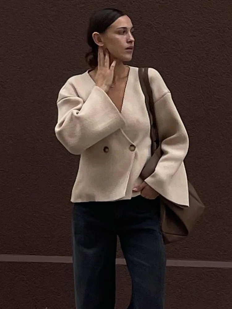 Рисунок 2 - Женский вязаный кардиган с V-образным