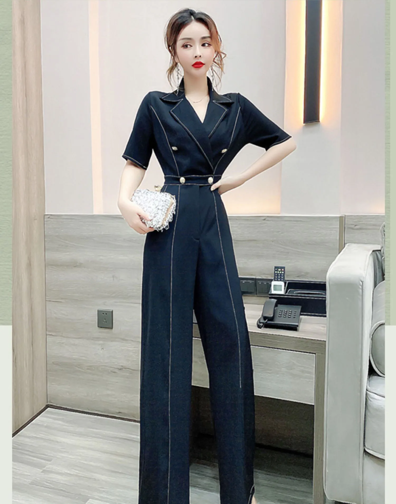 Комбинезон 2023. Комбинезон для фитнеса с глубоким вырезом на животе. Комбинезон 2023. Комбинезон женский. Стильные модели комбинезонов 2023 году.