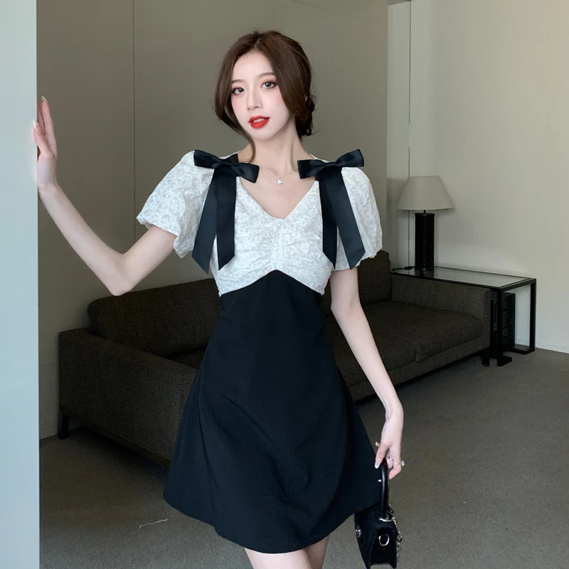 

Кружевное платье, новинка 2022, модное летнее универсальное платье с V-образным вырезом, кружевные лоскутные короткие платья на бретелях