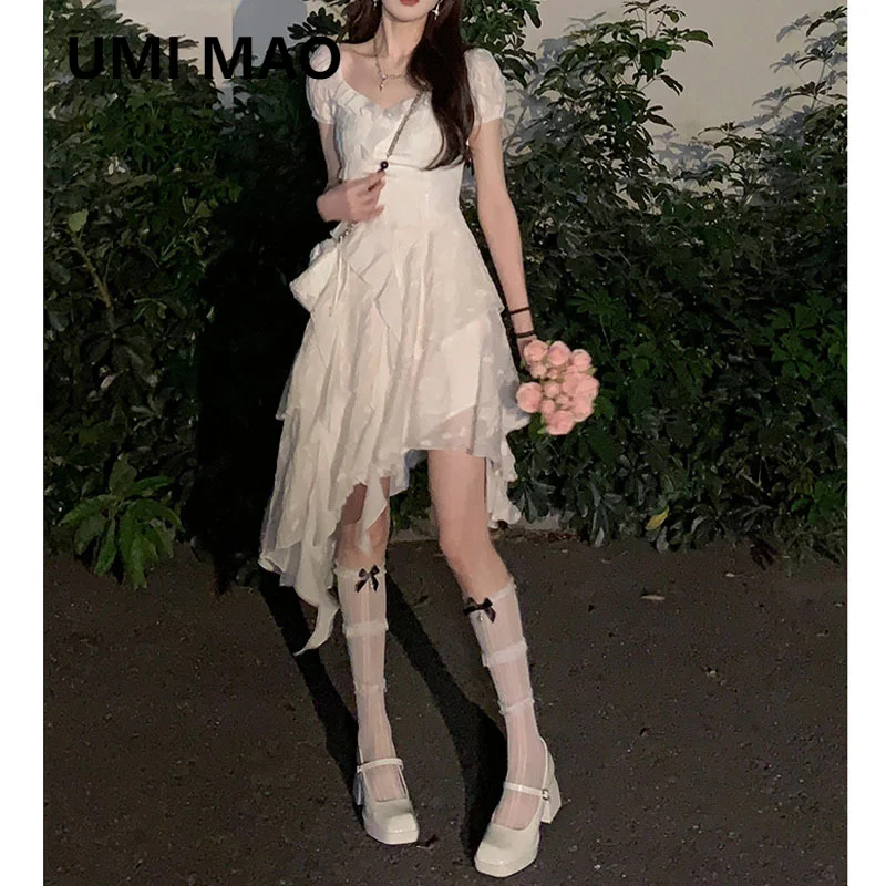 Женское короткое платье с рюшами и асимметричным подолом весна-лето