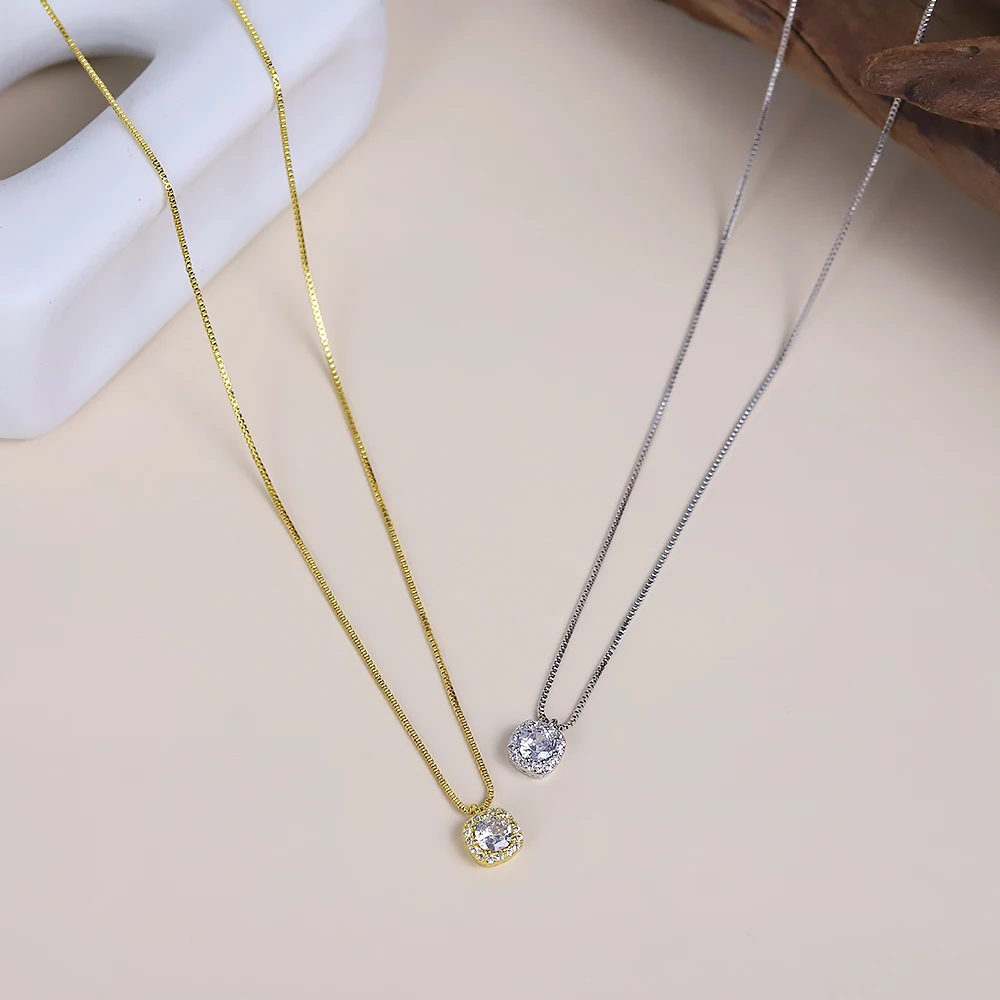 

2022 New Personality Fashion Square Crystal Zircon Necklace Light Luxury Temperament Clavicle Chain Simple Necklace Women