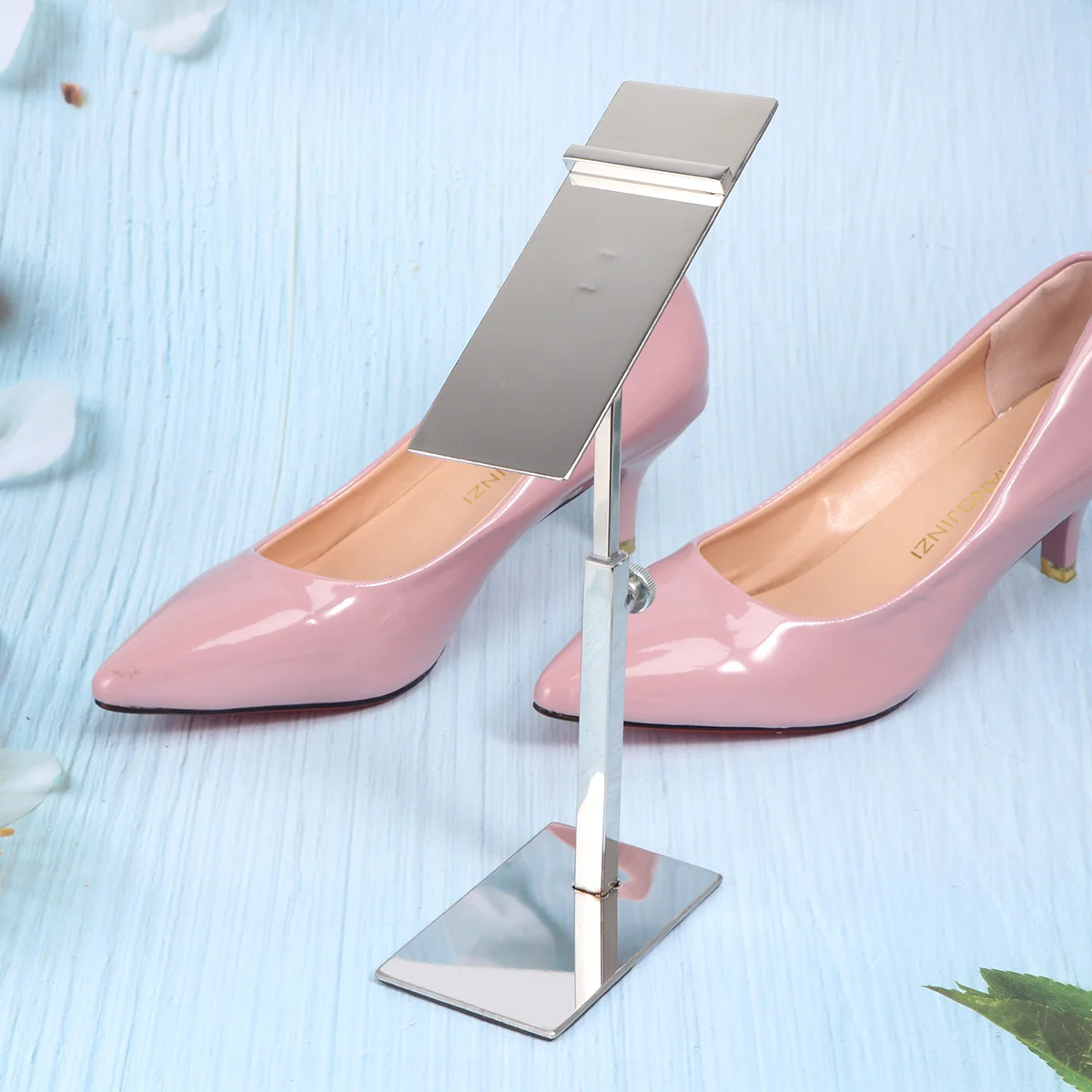 Простая витрина для обуви металлическая подставка полки на высоком каблуке
