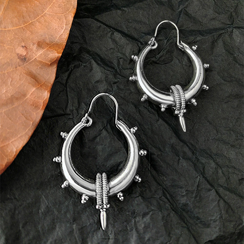 Пара маленьких и изысканных длинных сережек в минималистском стиле низкие